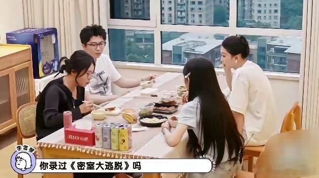 李雪琴很好奇：你录过《密室大逃脱》吗？田曦薇摇头：没有。李雪琴不解：他们为啥不找