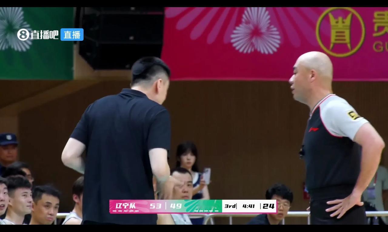 辽宁队纯粹被指责裁判抹黑，杨鸣闹场让人无语，得到技犯后还不依不饶辽宁队第三节