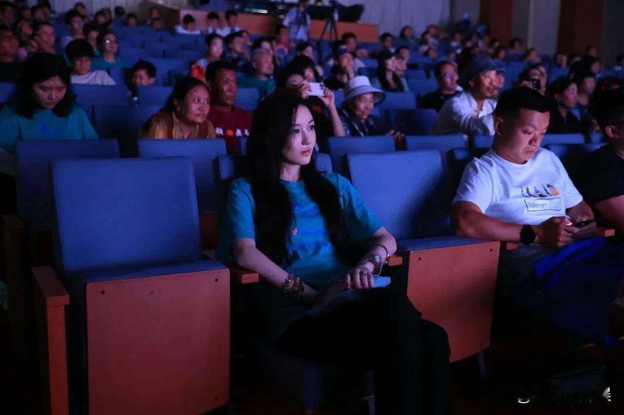 出席活动的李嫣，女大十八变嫣然基金会的活动，特邀李嫣出席坐在第一排，瞧李嫣虽