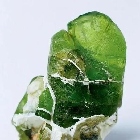 “你说上交就上交？”2002年天津一男子花了10年，捡了600多块蛟河橄榄石，专