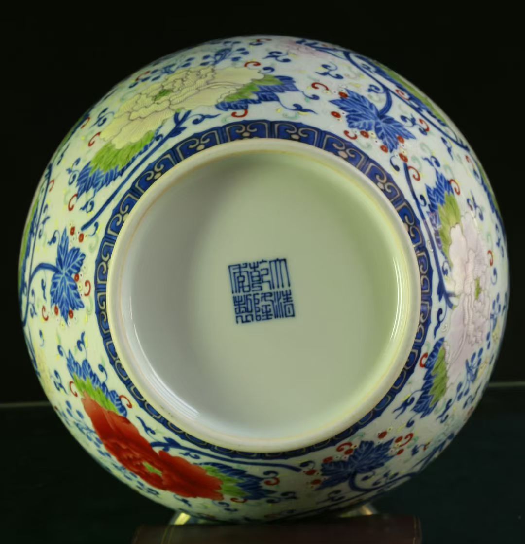 本帖前面6张图是我收藏的一件乾隆官窑青花粉彩牡丹纹瓷尊真品。后面的三张图，是一件