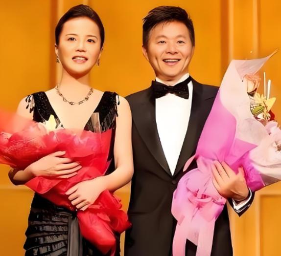 歌唱家王宏伟的太太杨珊珊表示：当年，我选择嫁给大自己13岁的王宏伟，可是婚后他就