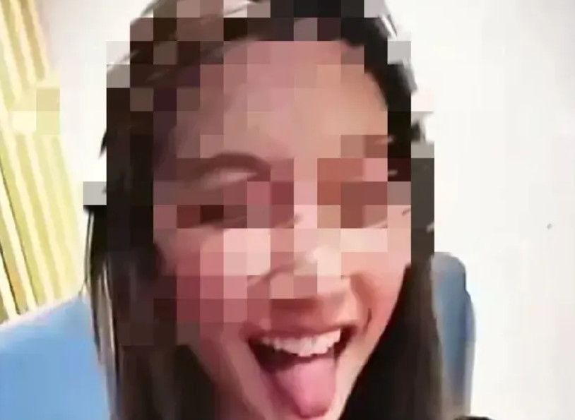 李欣某吐舌头，脖子系长链条——这位大连工业大学女学生是在扮演狗吗？她这些行为要表