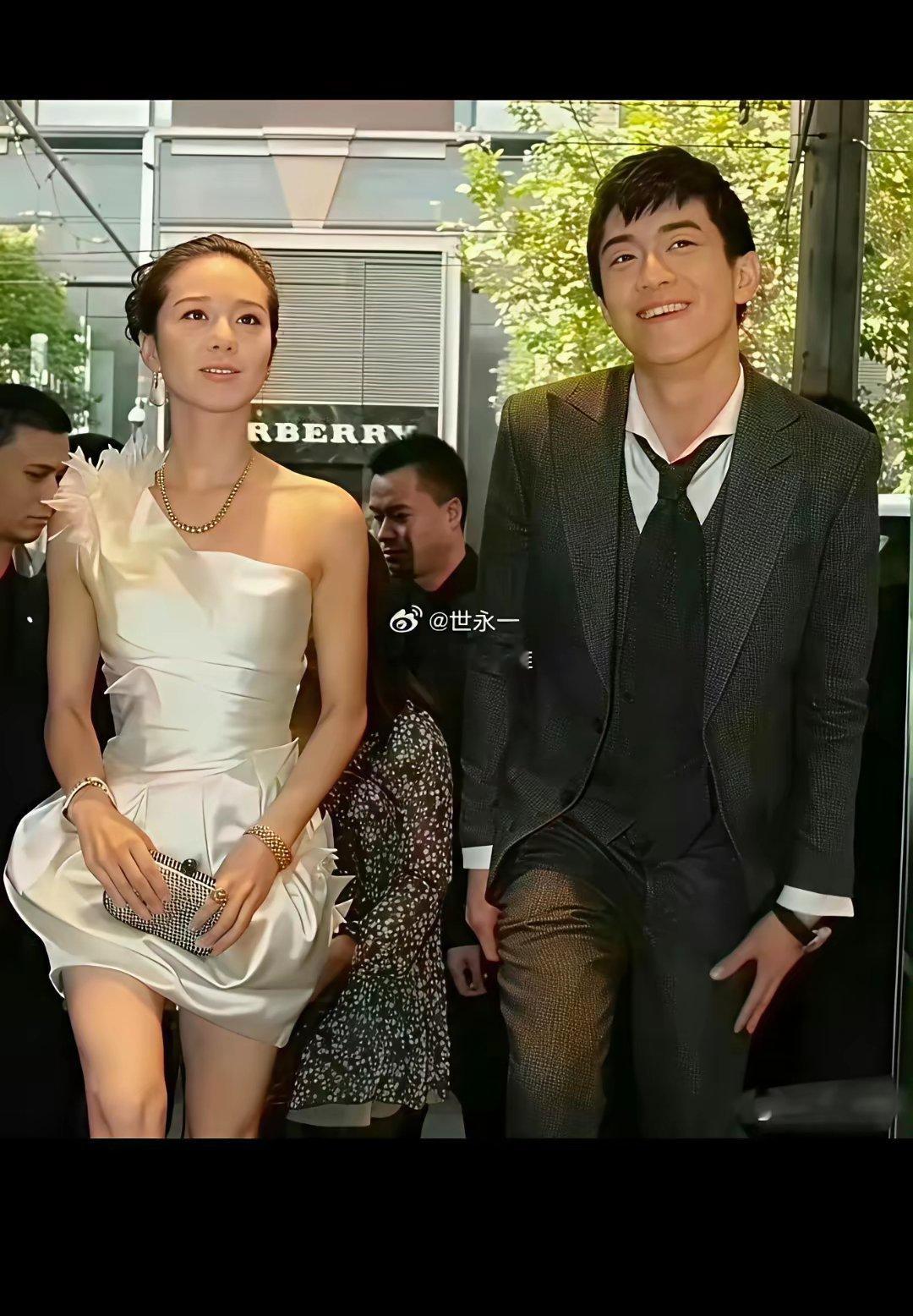 她当年身边也不缺同龄的当红小生不知道为啥当年着急忙慌的嫁个大叔！​​​