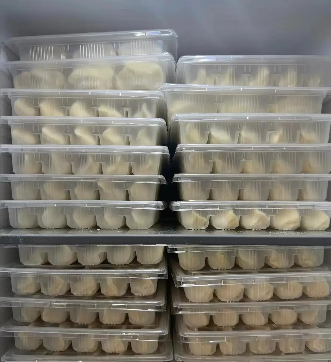 婆婆在家包饺子，喊我过去拿点饺子冻起来当早餐。我到她家看见婆婆和大姑姐两个人在包