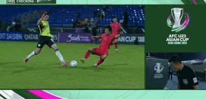 u23亚洲杯马蒂亚斯·麦卡利斯特造点，主裁判傅明观看VAR后取消点球。首先第一