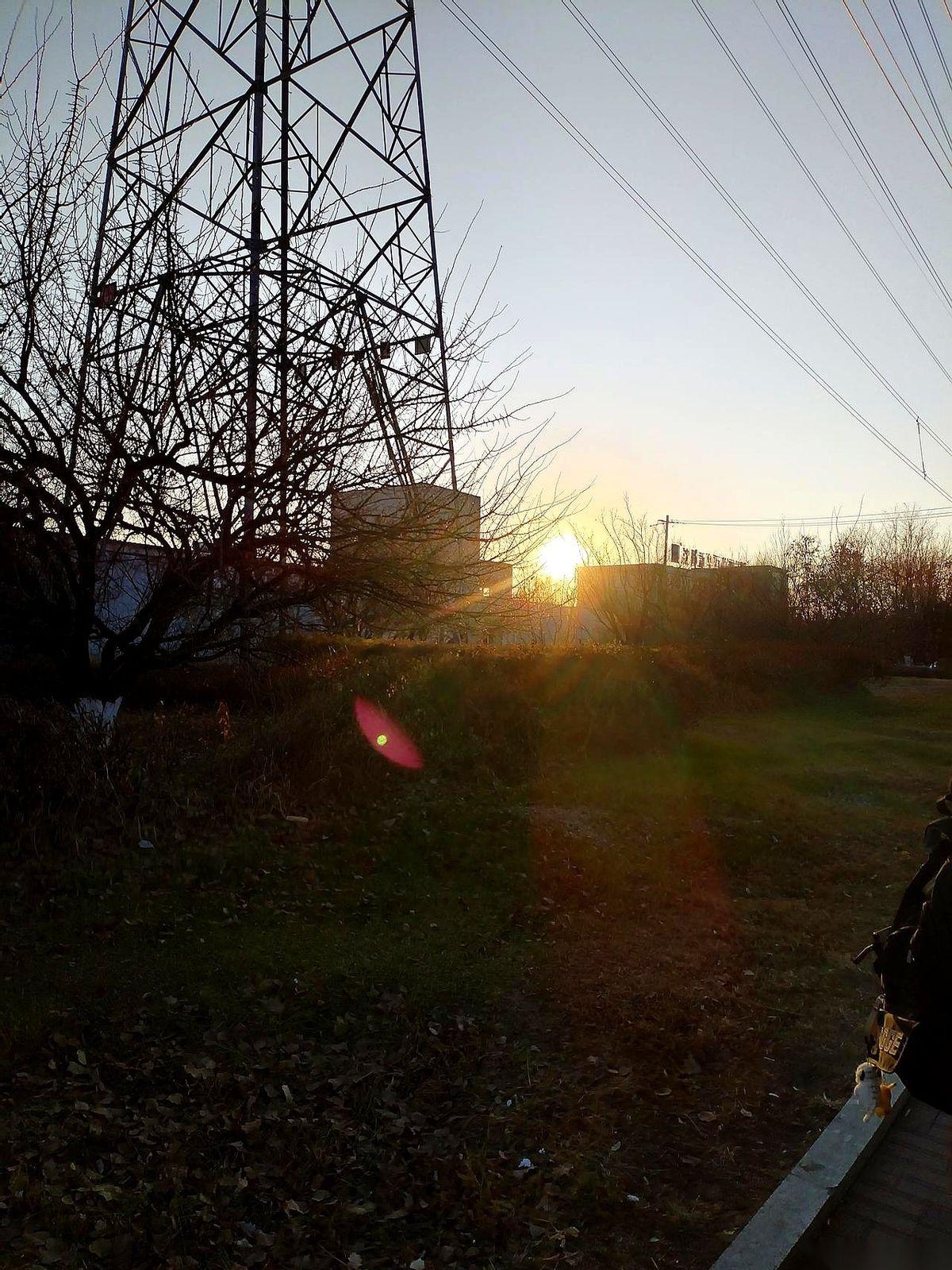 “手机给我！”老姐妹几个聚会，菜还没上齐呢，她劈头盖脸就来了这么一句。我当时人