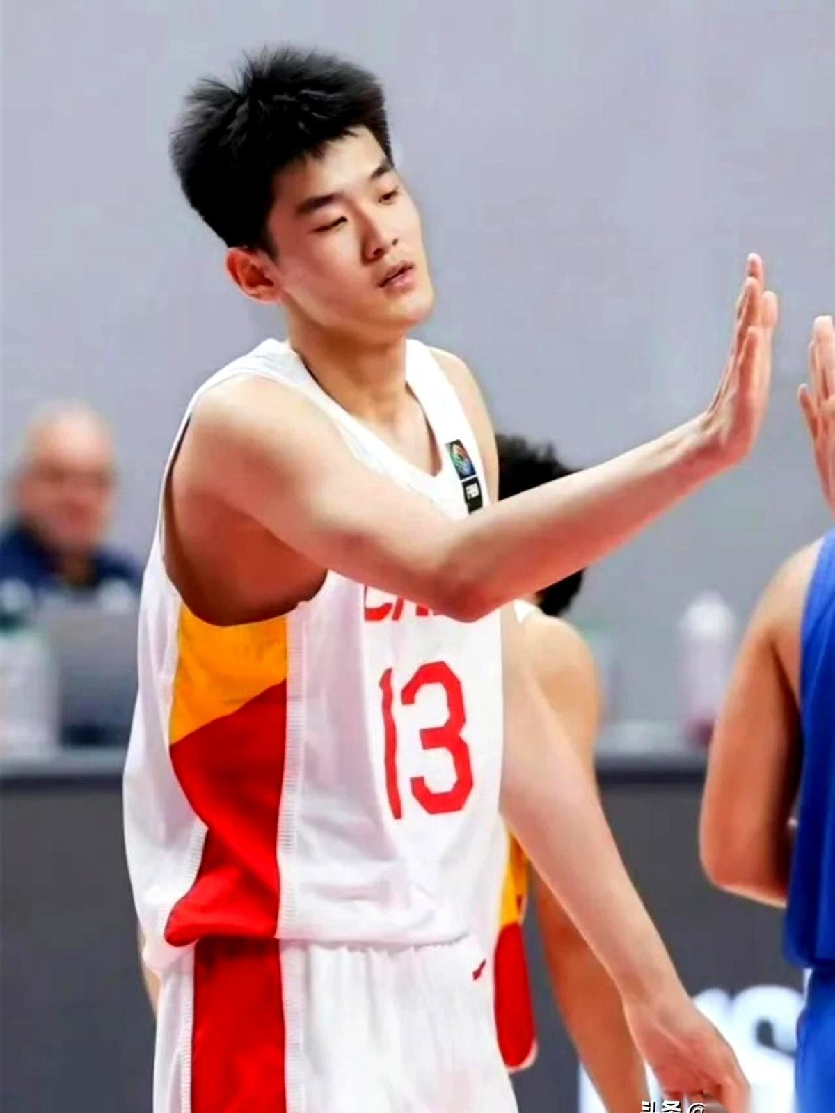 我跟你说，今晚这球，就得聊聊王洪泽。这家伙真不是盖的，第四节那会儿，顶着对面大