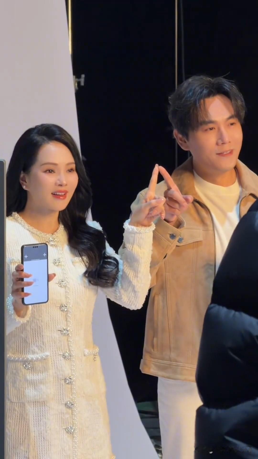 11月17日，伊能静发文说：“他一定比我成熟！总算把小鲜肉熬成爹了。”视频