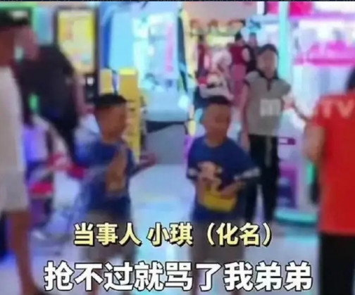 广西，一家电玩城，14岁的姐姐小琪为了维护自己的弟弟，惨遭抢玩具男孩的妈妈暴打，