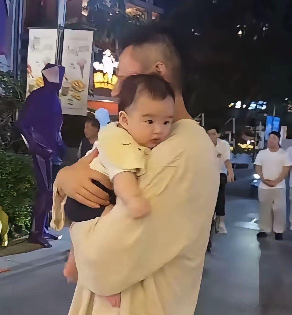 难怪筱梅说汪小菲晚上下班后，即使汪宝儿睡了都要让筱梅抱过来、非要抱抱儿子才能睡觉