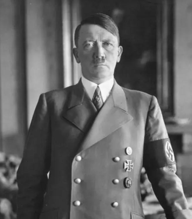 希特勒上台后，德国经济看着像“起死回生”，关键招数就几样：把人先安排去干活、把钱