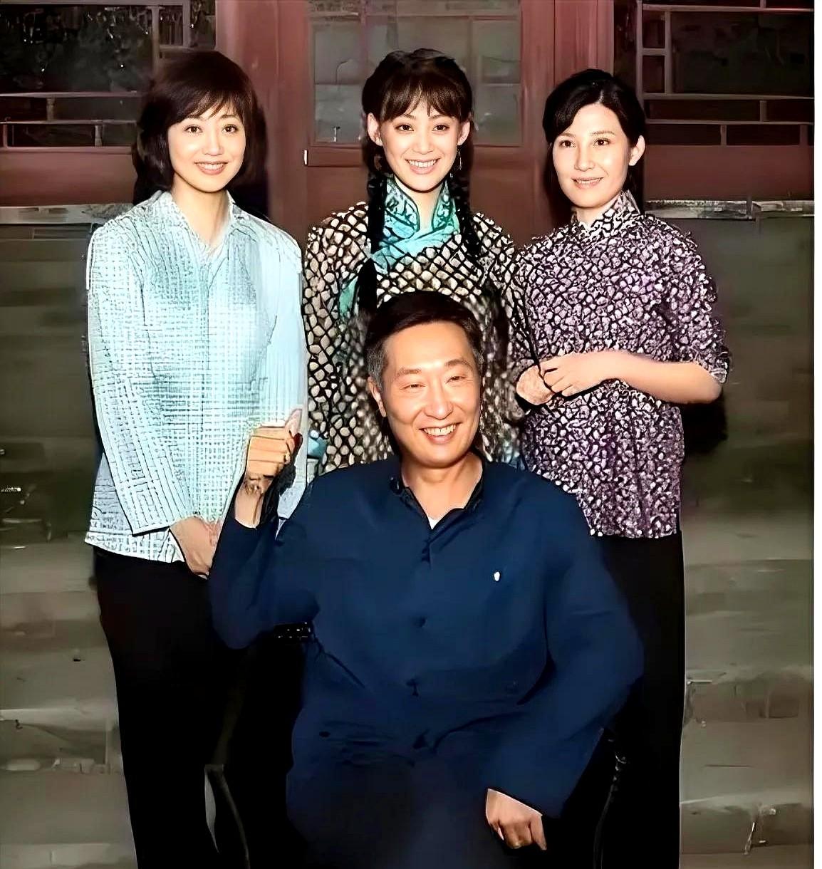 翻到一张老剧照，瞬间爷青回！后面扎俩麻花辫的宁静太好认了，当年麻花辫可是她的