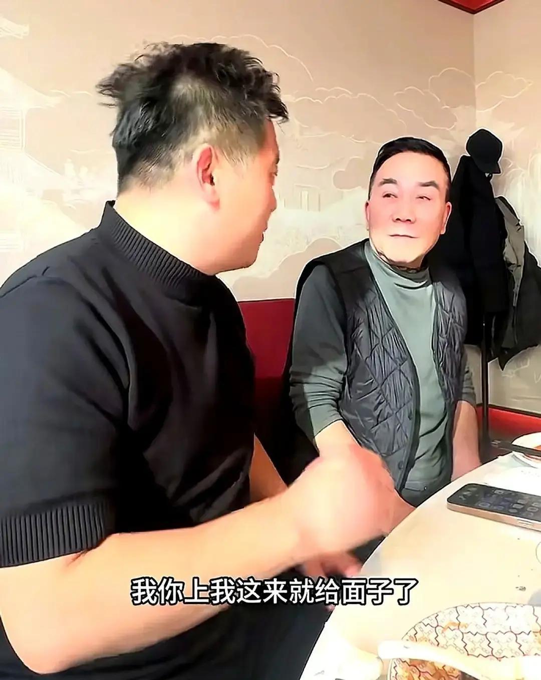 朋友请吃饭，结账不让看，临走还往兜里硬塞一万块钱当“路费”，杨议这顿饭吃得真不便