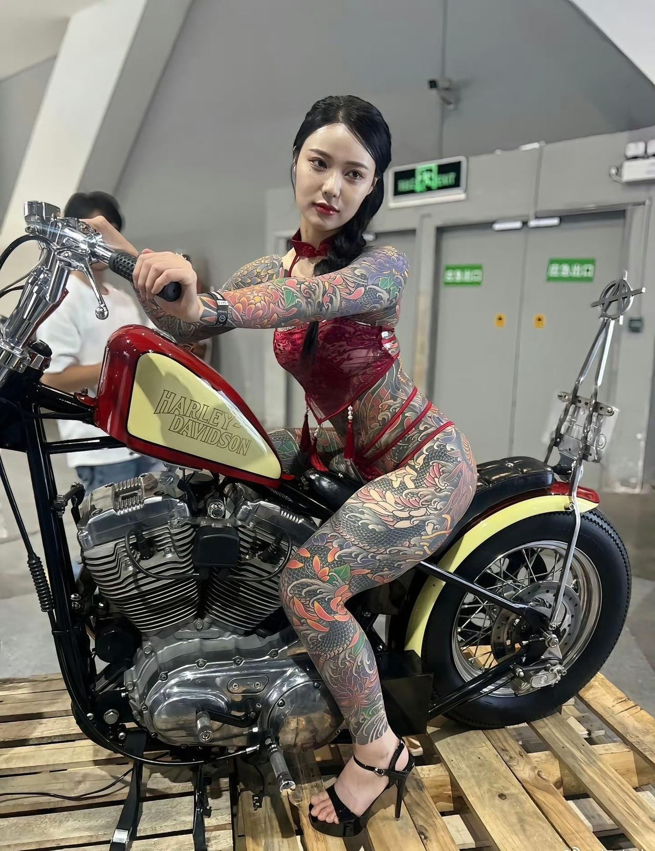 真勇啊！全身都纹满了，不痛吗！