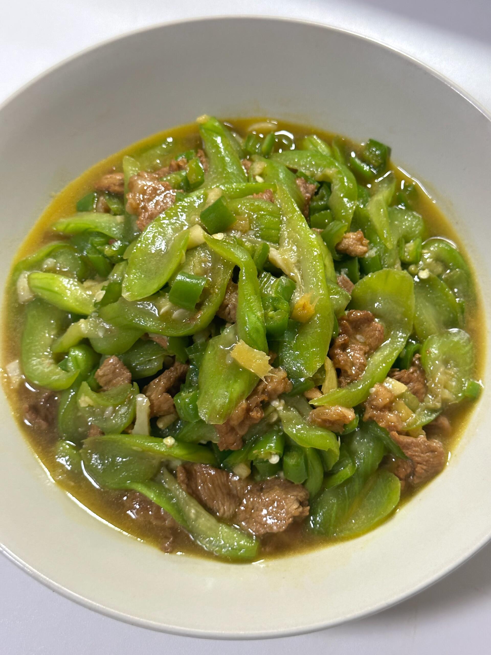 发现一个神仙吃法！丝瓜炒肉片，鲜嫩入味，汤汁拌饭简直是一绝！丝瓜自带清甜，吸