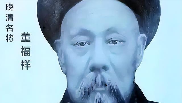 1895年深秋，数千回民跪在西宁城下，绝望地挥舞着白旗乞降。城墙之上，甘肃提督董