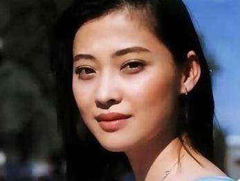 演员梅婷说：“我之前的那位先生，比我大六岁，他只是看着小，他给我的感觉是很干净阳