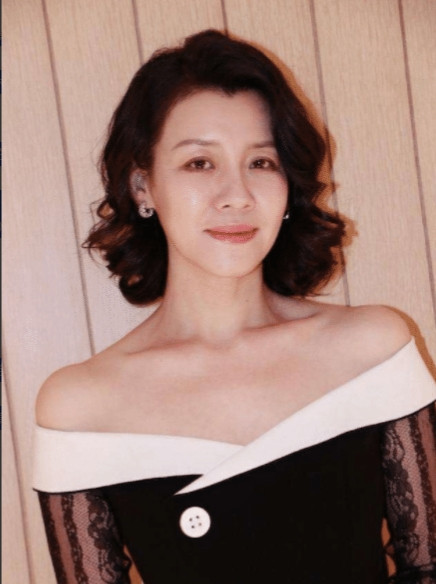 2000年，26岁的刘琳爱上了离过4次婚，且比她大17岁的导演张黎，同居三年后，