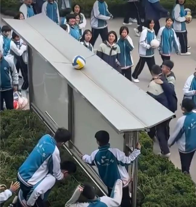 排球卡顶棚，山东少年这波操作火上人民日报！网友：这才是青春最美的样子“没想