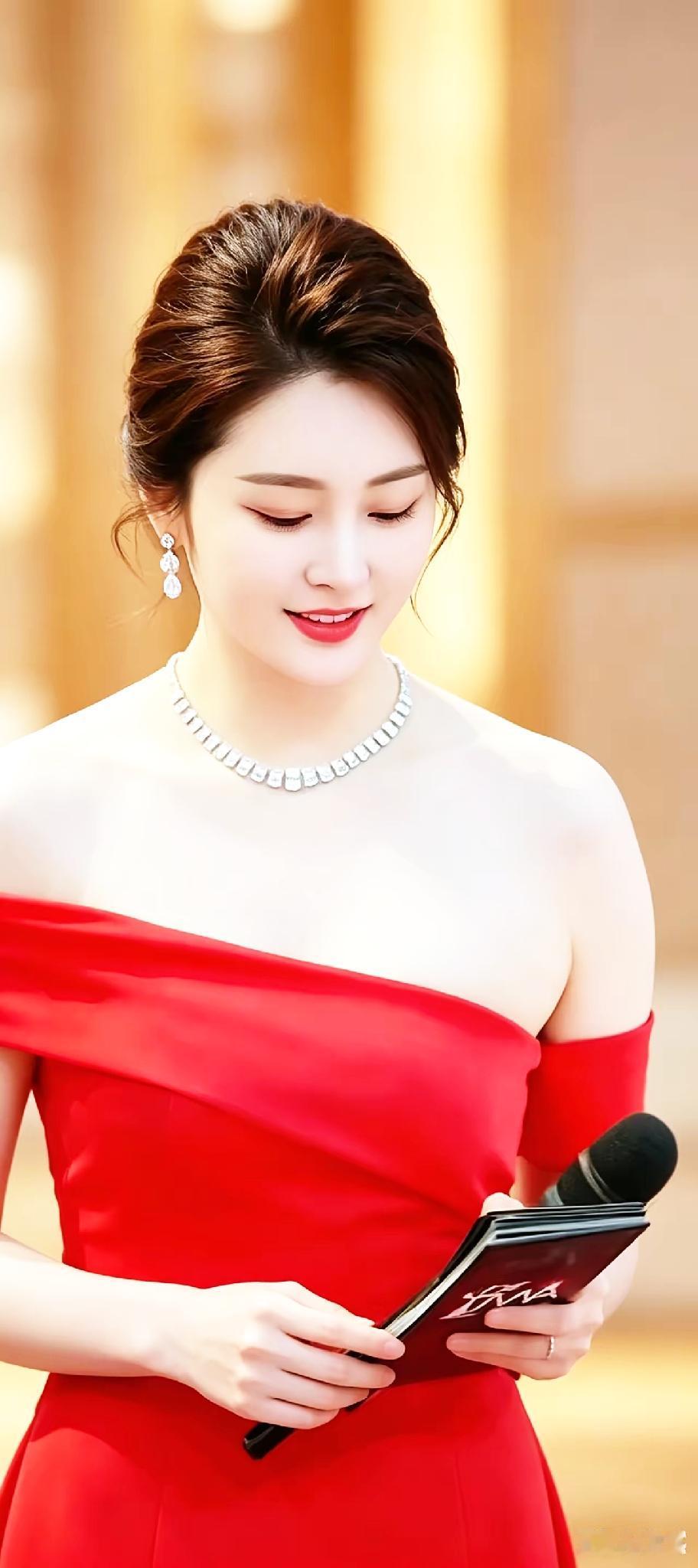 这位美女正在优雅地读稿。
