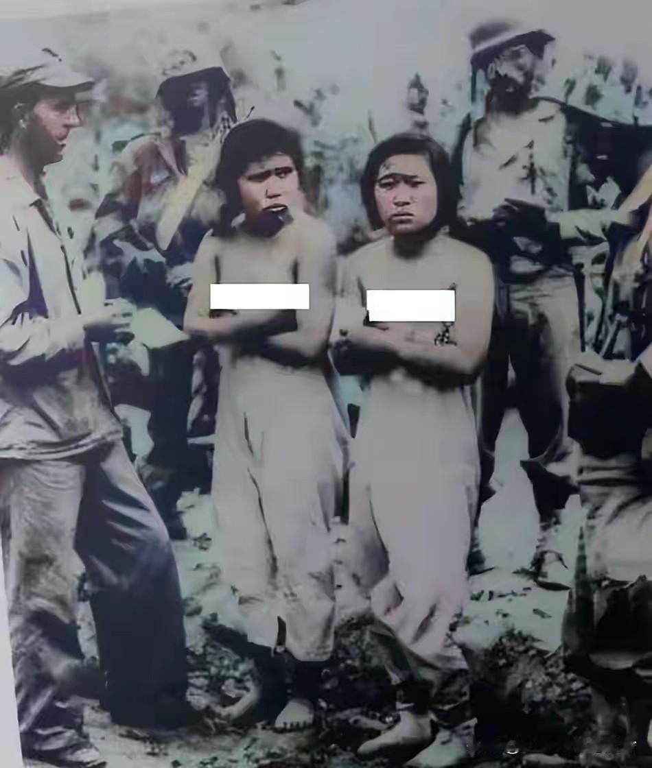 照片里，两个赤着身子、光着小脚的小女孩，着实令人痛心不已。她们被日军强行征为“慰