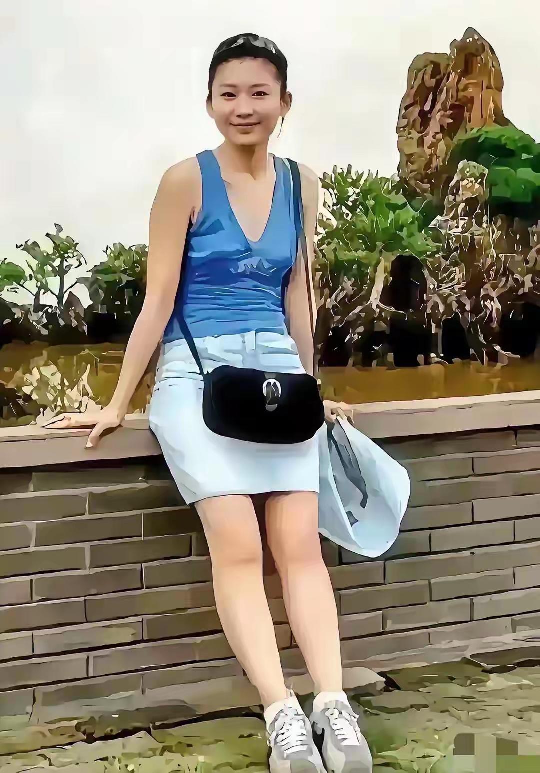 央视美女主持人，二婚嫁给了大13岁的丈夫，丈夫是高官，如今58岁了，无儿无女，风
