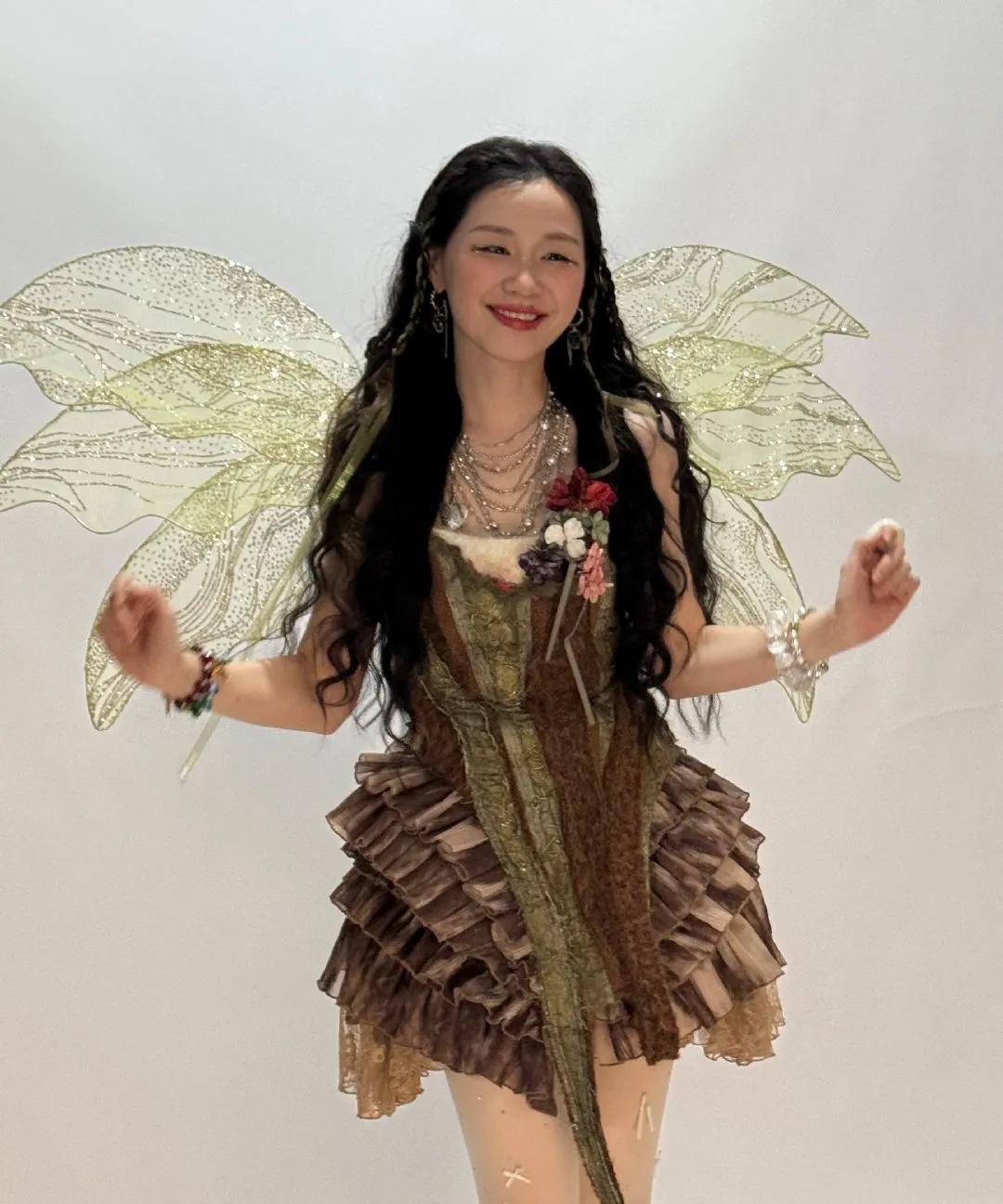 金靖又双叒走神啦！看她眼神从明亮逐渐变得迷离，全程直勾勾盯着迪丽热巴的嘴