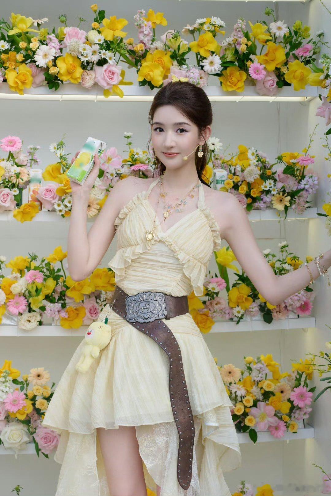 #王玉雯##王玉雯的王是柠檬王##王玉雯柠檬黄挂脖裙##王玉雯#她在音乐节舞台大放异彩，容貌美得令人