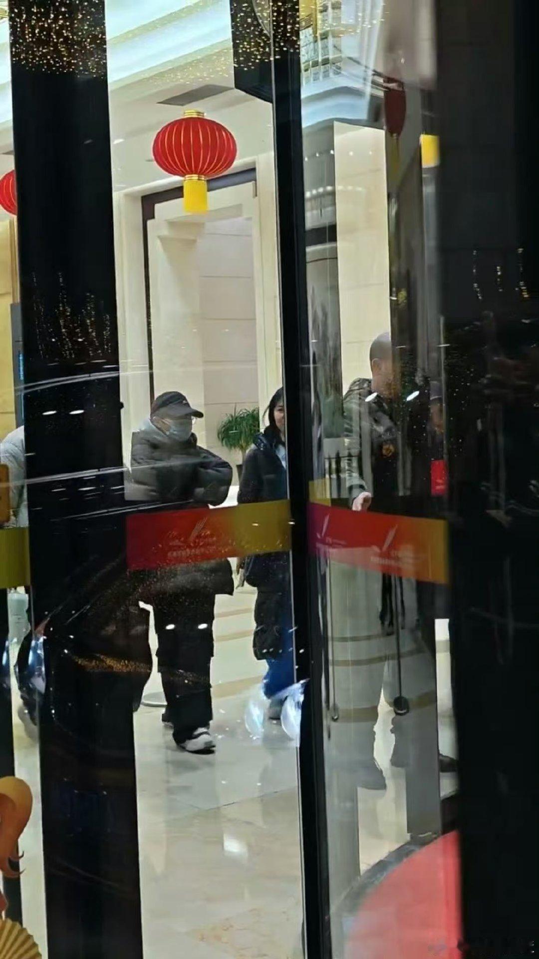 周深落地沈阳录制辽宁春晚辽宁春晚周深落地辽宁沈阳，为辽宁春晚增添一抹亮色！机场路