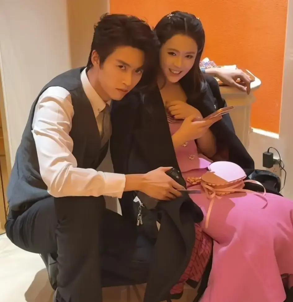 刘宇航这波操作，把短剧圈的遮羞布给扯了。拍完《荆棘花开》，转头就取关郭宇欣，删