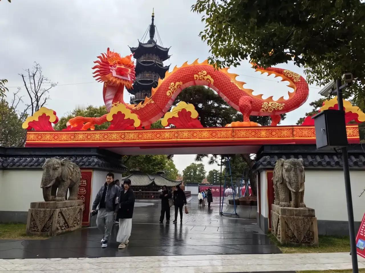 冬日生活打卡季昨天下午专程去徐汇区参观上海四大古刹之一的龙华寺，相传龙华寺始建于