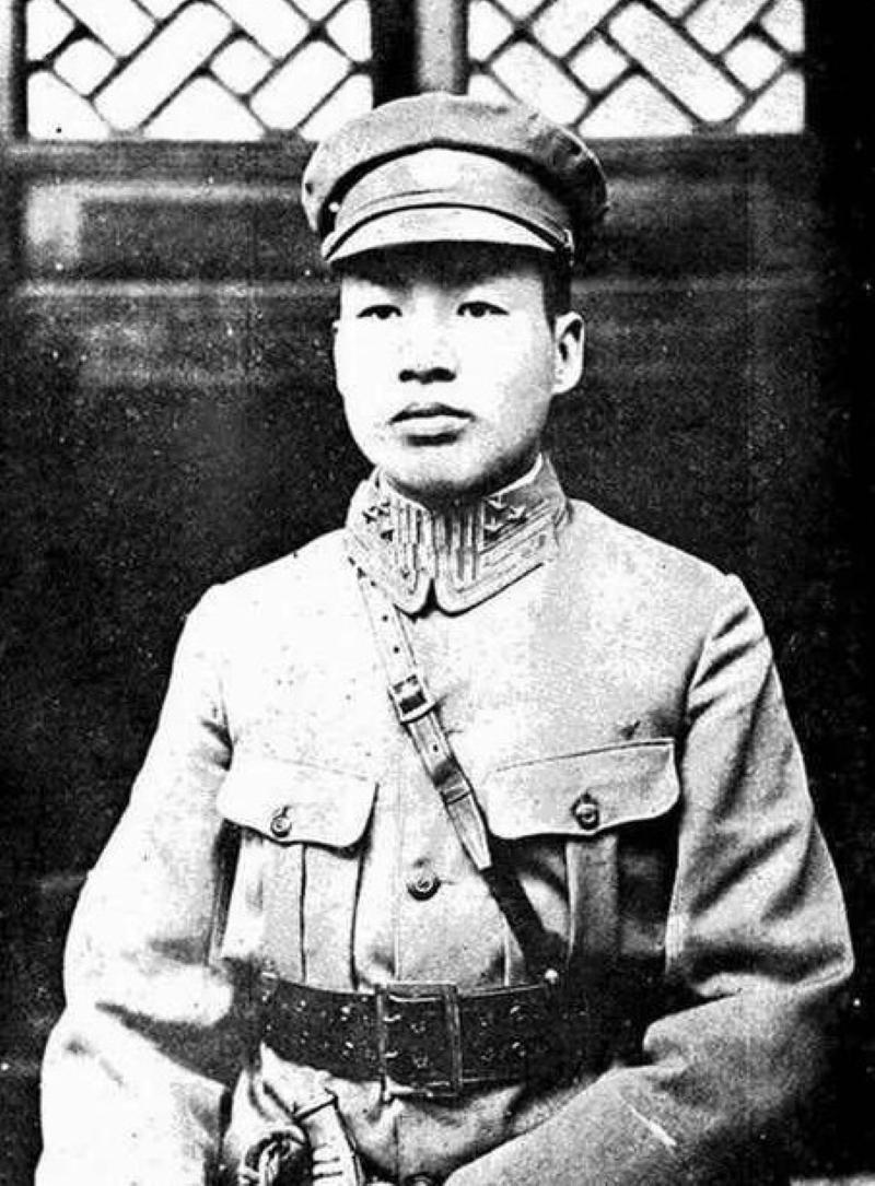 1935年，蒋介石在峨眉设下鸿门宴，刘文辉带了几个随从赴会，面对黑洞洞的枪口，他