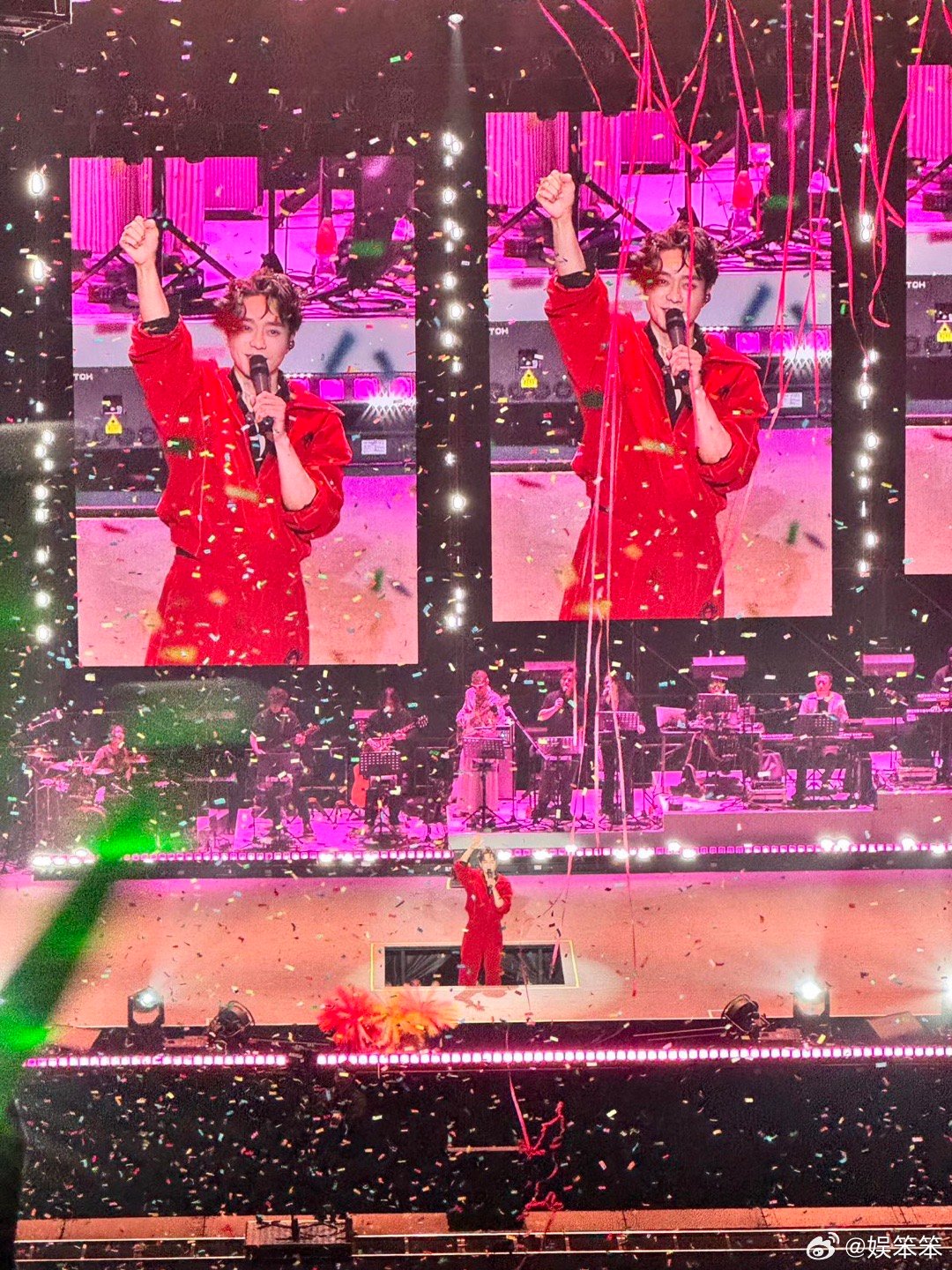 你是张栋梁那他是谁张栋梁不愧是冻龄男神啊，印象里他温柔话少，现在居然跟大家玩开