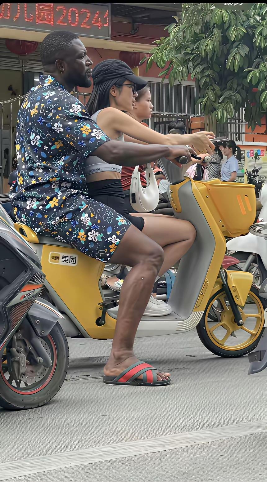 外国人和中国女子这样骑共享单车，大家只会觉得这个女子崇洋媚外，然后打趣让她嫁去非