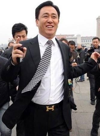 极尽奢华终是梦，许家印的浮沉警示：过度享乐，终究一场空。曾经的许家印站在财富