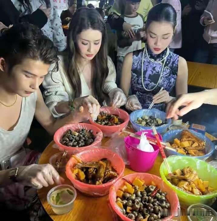 韦雪在广西夜市被偶遇，她又整了脸看起来很僵硬，撞脸颖儿杨幂等女明星，像戴了一副假