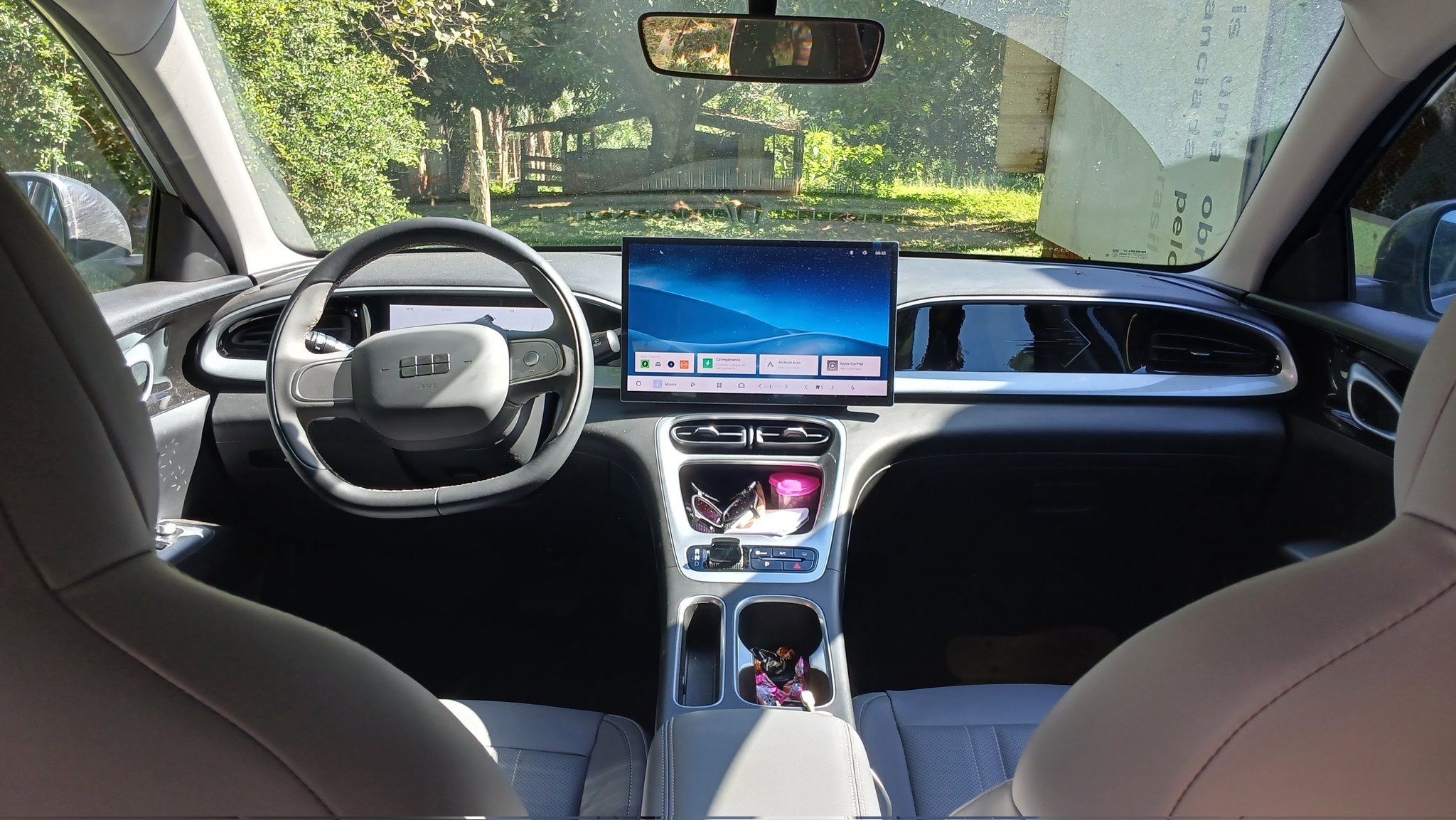 在X上看到一个关于吉利EX2的真实用户分享。一位车主的邻居体验后表示，这车空间舒