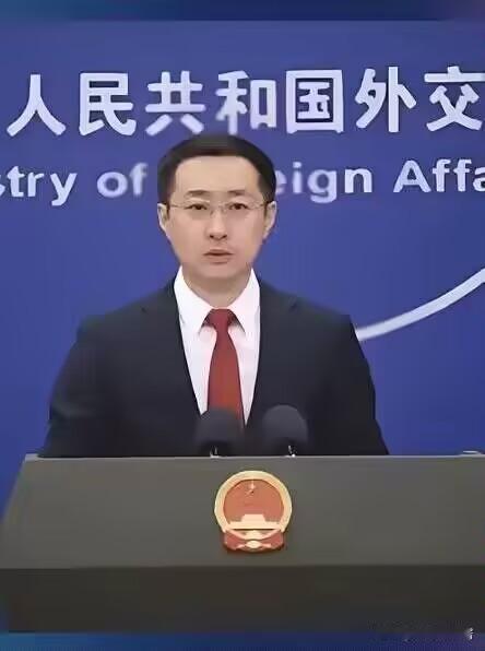 菲律宾遭遇毁灭性强震，全世界的目光都齐刷刷投向了中国。但这一次，我们的反应，和以