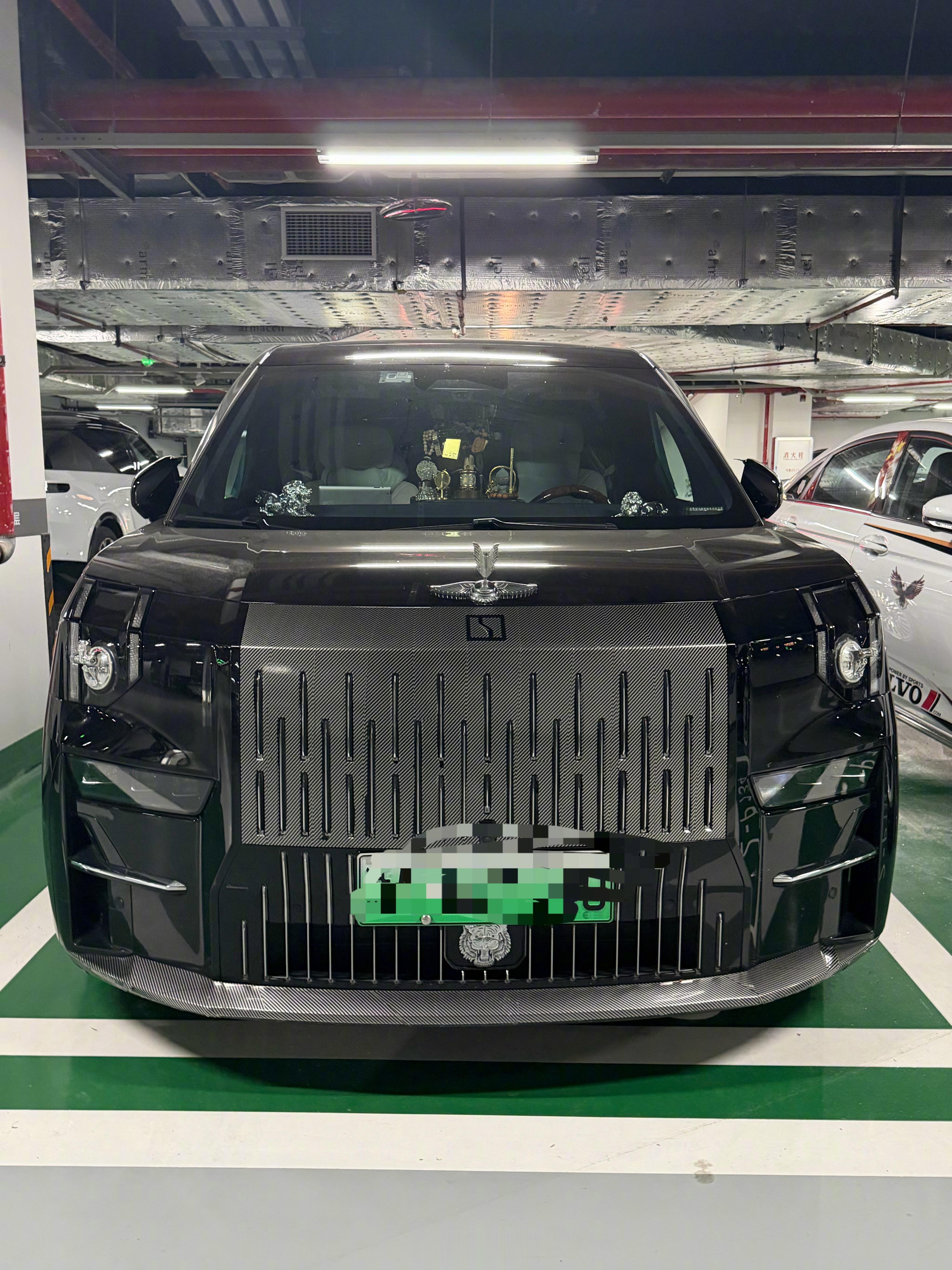 这009也是够抽象的全车数不清的贴纸、甚至给传感器、A柱都贴上了，还加了立标……