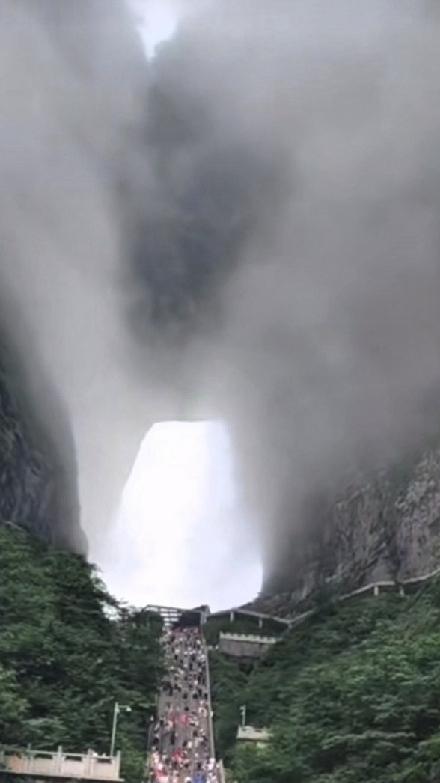 云雾缭绕的仙境，徒步登顶的壮丽之旅！🏔️🌨️