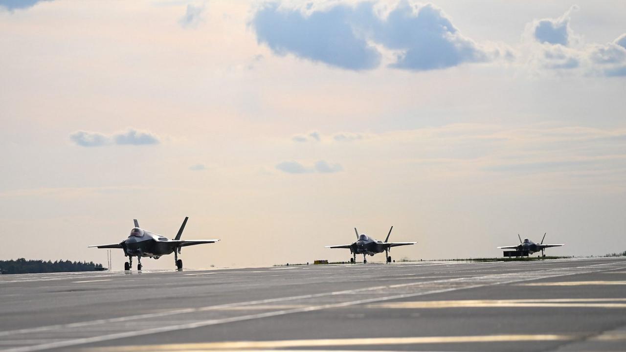 波兰迎来首批三架F-35A战机，波兰计划在两个空军基地共部署32架F-35A。