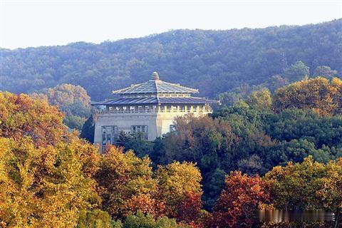 当年考大学先报志愿，我想报武汉大学，我堂兄比我早一年考上了武汉大学！可我堂兄死