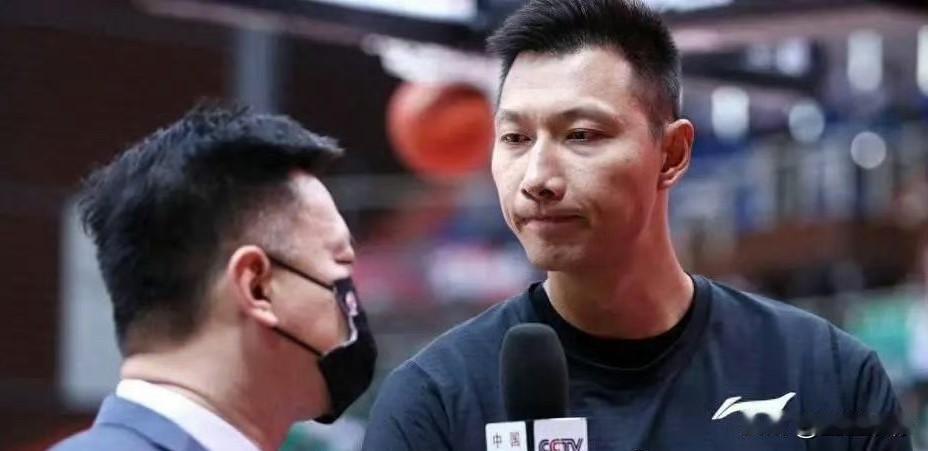 易建联应该保持耐心，再给大家一点时间去消化。而且复出的平台也选错了，一开始选广东