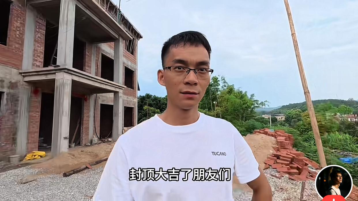 唐尚珺从甘肃回广西，老家的新房封顶大吉了。他说从年初拆老房子，历经半年之久，两层