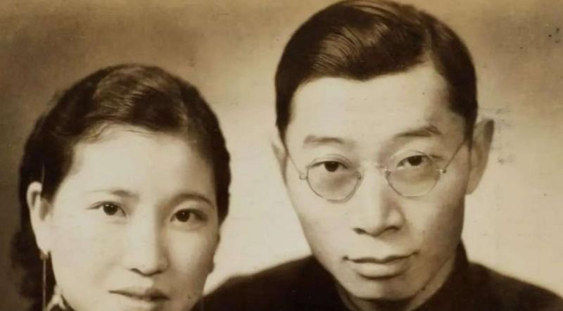 1938年，30岁已有妻子的傅雷，与女学生的妹妹爱的死去活来；抱着妻子朱梅馥，他