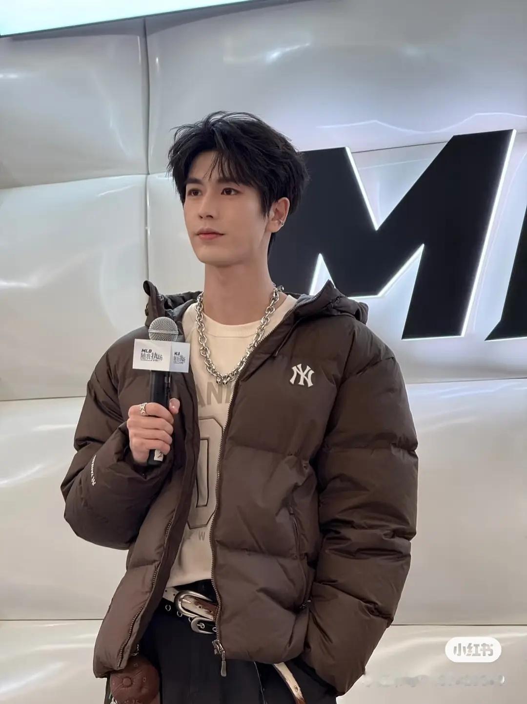 张凌赫沈阳线下人头💥工作日凌晨挤爆商场，主播都说从来没见过这么多人