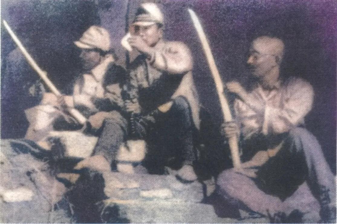 1937年南京大屠杀期间的一张照片，三名侵鬼子兵，刚刚完成大规模砍杀屠戮后，正坐