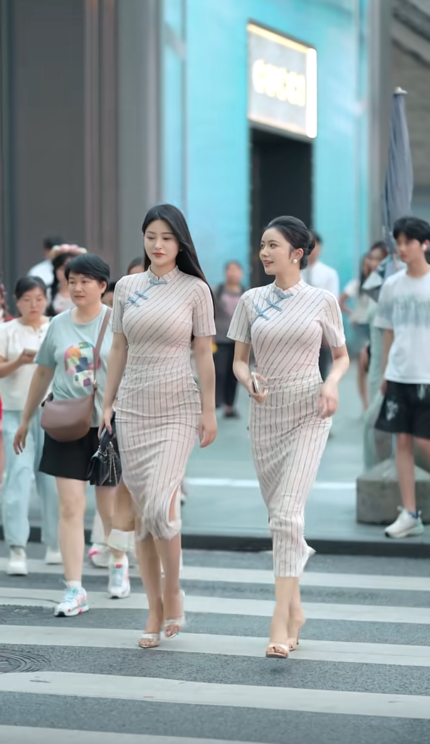此情此景展现了东方女性的美
