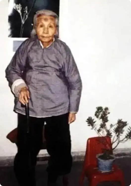 1992年，88岁老奶奶叮嘱孙子说道：我死后，一定要好好保存遗体，将来会出现奇迹